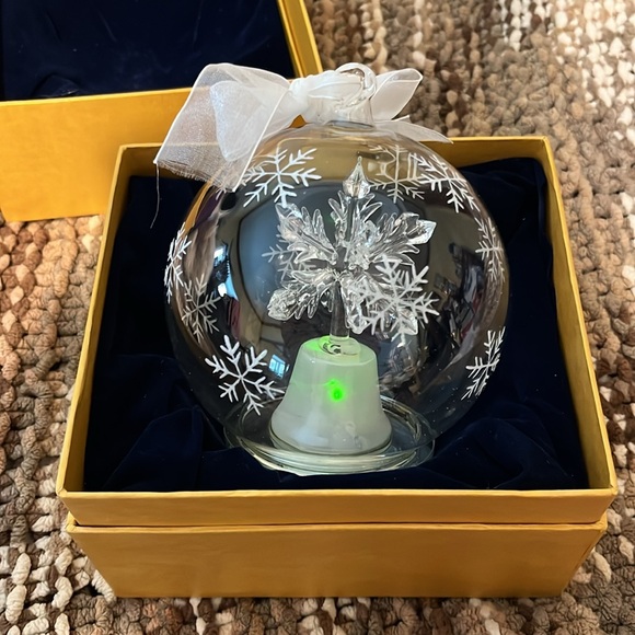 Beautiful glass ornament snowflake design inside snowflake and color change base - Picture 7 of 10